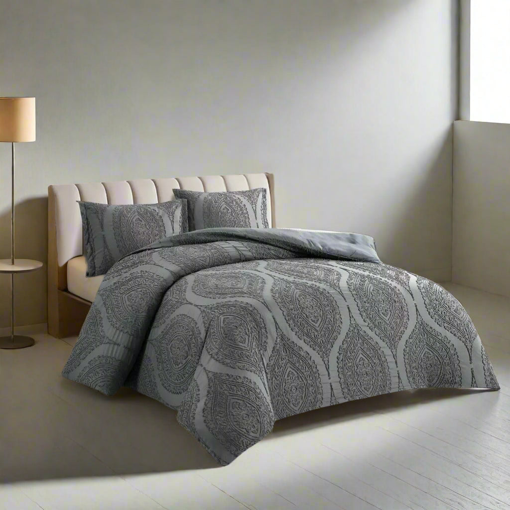 Four-Piece Premium Embroidered Bedding Set – Duvet, Quilt & Pillow Covers