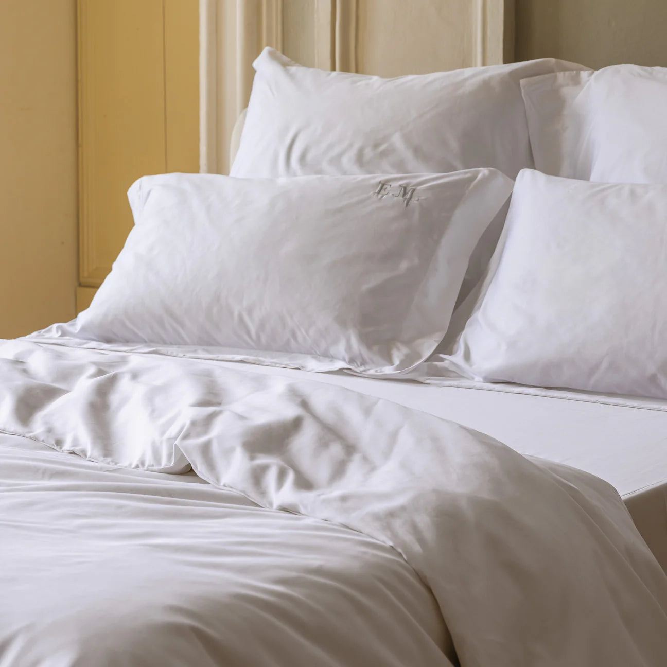 Luxury White Premium Hotel Range Four Piece Bed Linen Set Duct Cover Fitted Sheet Gypsy Design Soft Duvet Covers Bedsheets